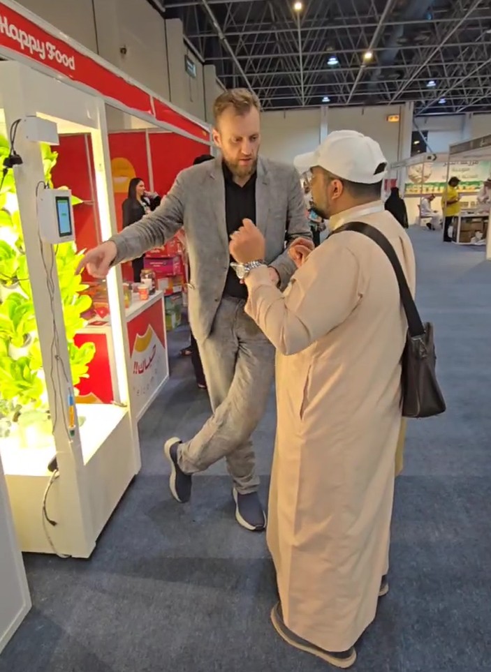 Роман Рыбаков рассказывает о преимуществах автоматизации гидропоники OverGrower на выставке AgroFood в Джидде, Саудовская Аравия Роман Рыбаков рассказывает о преимуществах автоматизации гидропоники OverGrower на выставке AgroFood в Джидде, Саудовская Аравия