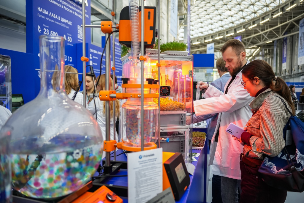 Роман Рыбаков демонстрирует возможности автоматизации выращивания OverGrower для исследователей на Конгрессе Молодых Ученых Роман Рыбаков демонстрирует возможности автоматизации выращивания OverGrower для исследователей на Конгрессе Молодых Ученых