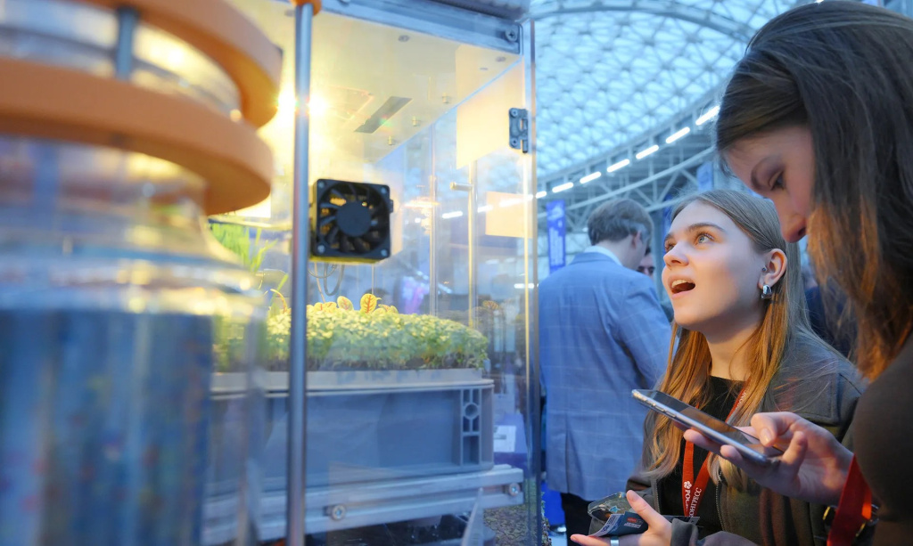 Восторженное удивление у посетителей экспозиции от возможностей фитотрона OverGrower - климатической камеры для роста и развития растений Восторженное удивление у посетителей экспозиции от возможностей фитотрона OverGrower - климатической камеры для роста и развития растений
