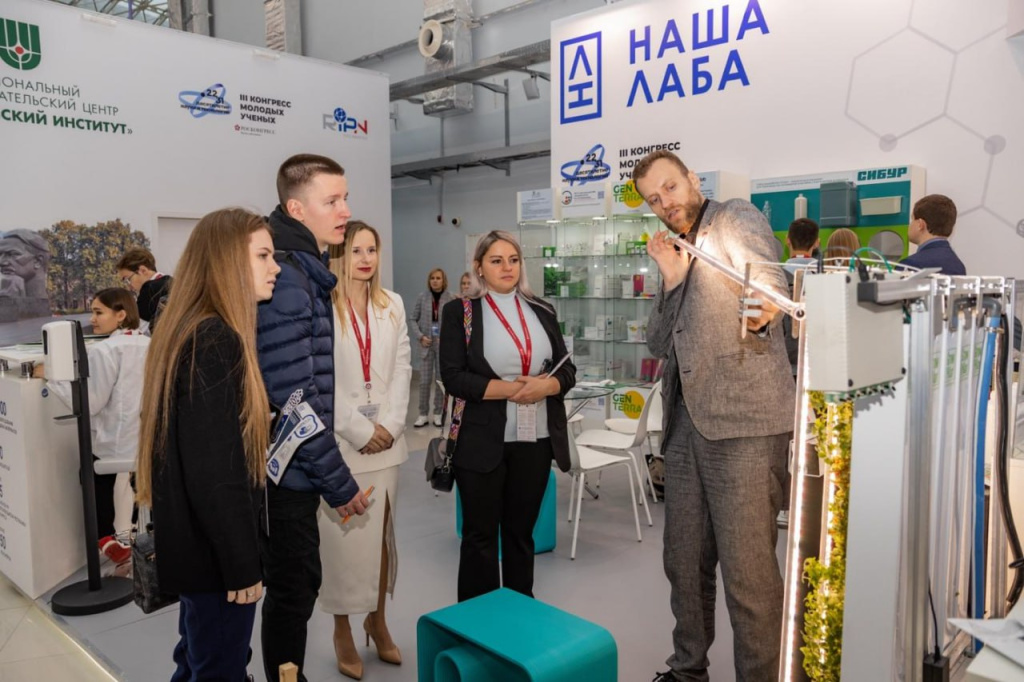 Роман Рыбаков демонстрирует технологию фитоламп LuxaVita Роман Рыбаков демонстрирует технологию фитоламп LuxaVita