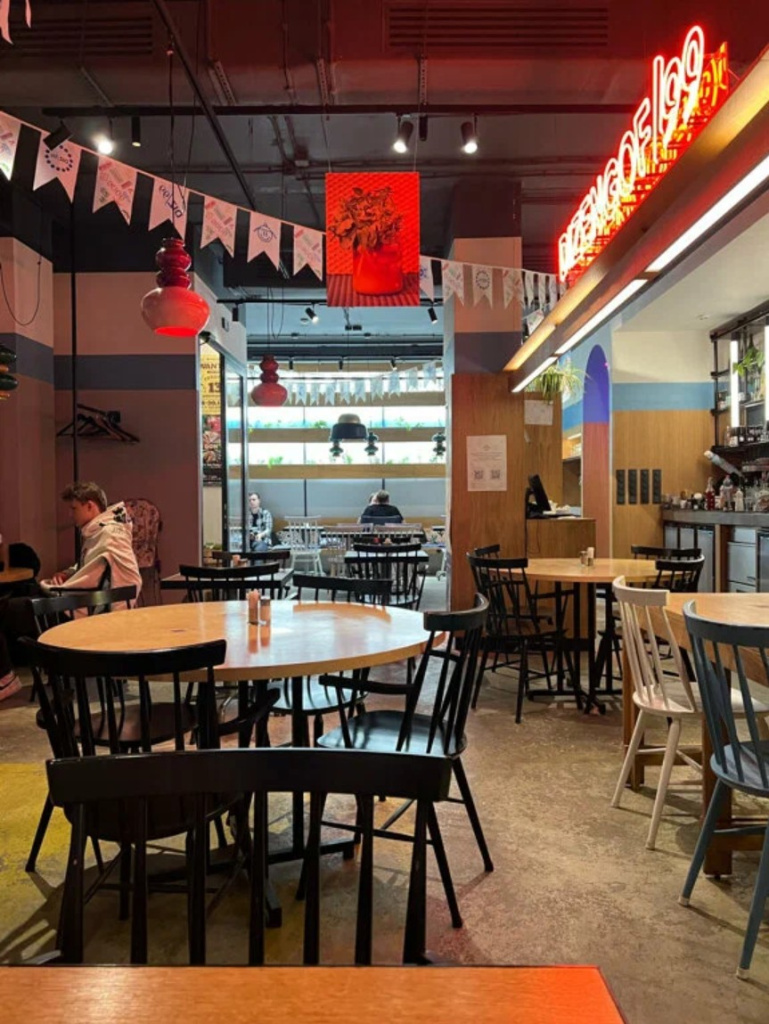 Вертикальная ферма в интерьере кафе в Москве