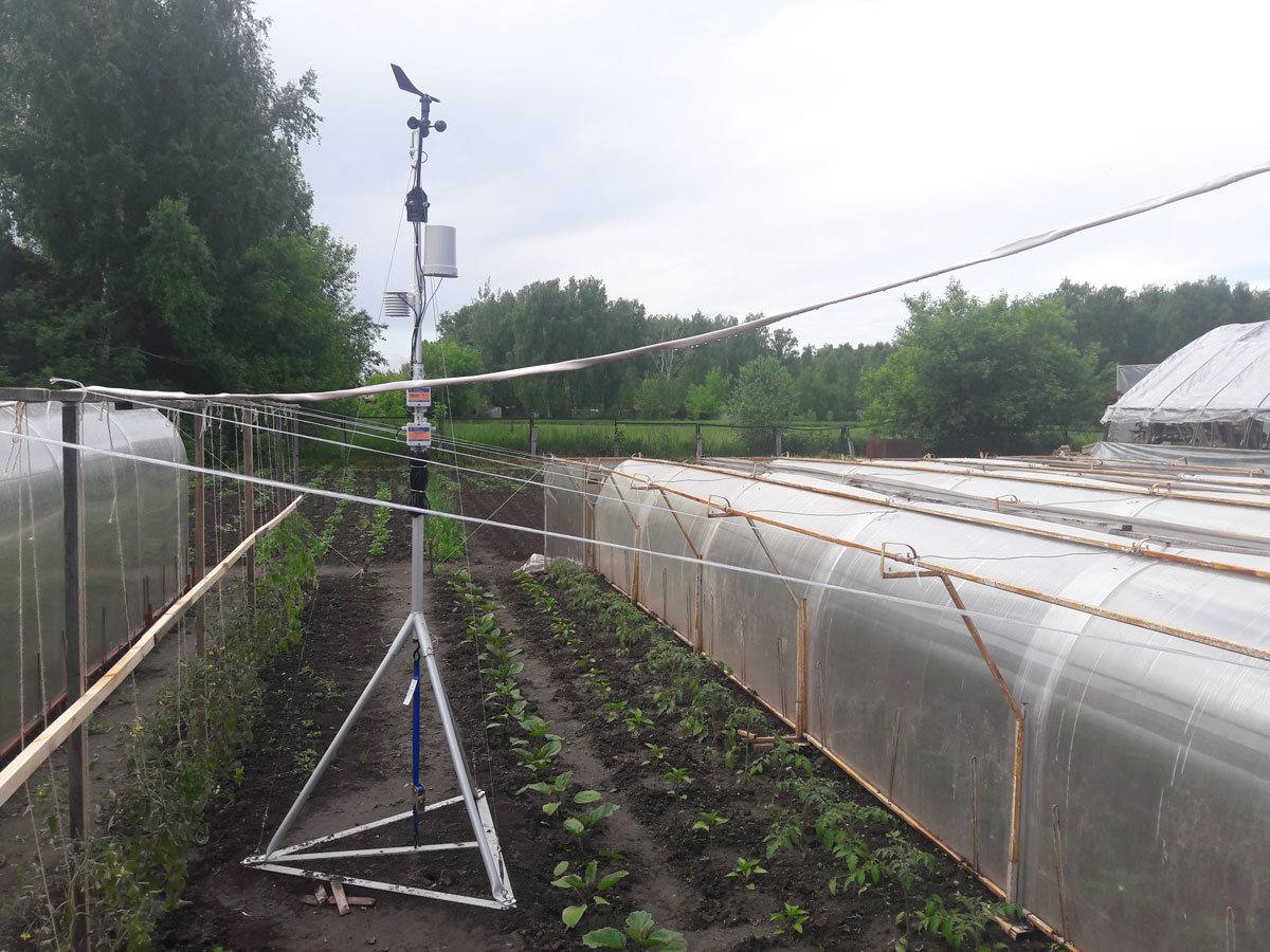 Такой полевой метеостанцией на уровне роста растений снимаются многочисленные показатели метеорологические данные - ветер, осадки, климат