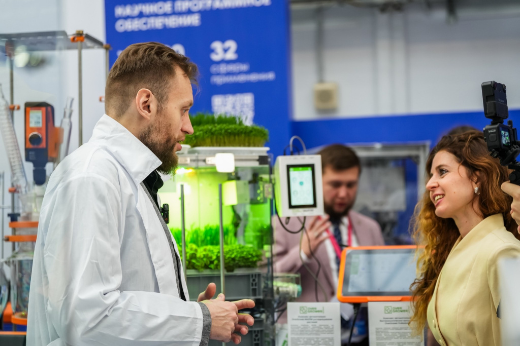 Роман Рыбаков дает интервью журналисту Первого канала о возможностях фитотрона OverGrower климатическая камера Роман Рыбаков дает интервью журналисту Первого канала о возможностях фитотрона OverGrower климатическая камера