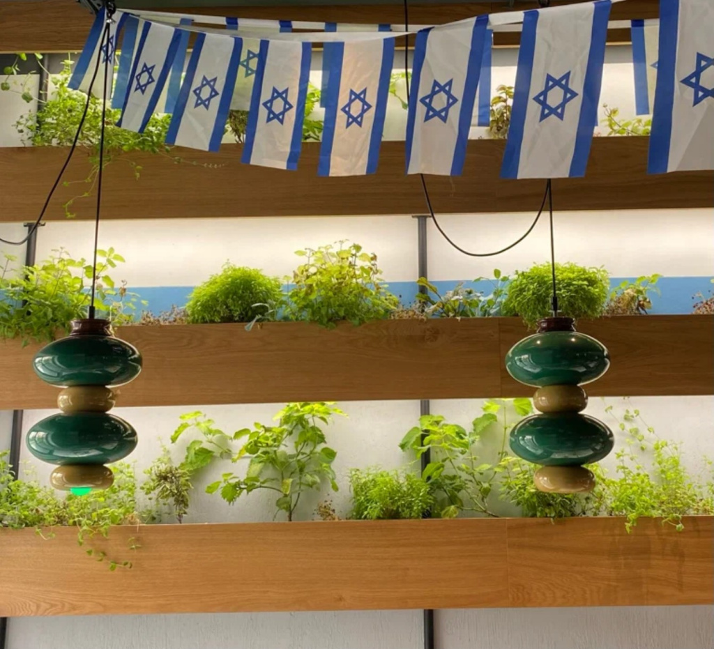 Зелень и Живые специи на гидропонной вертикальной ферме в кафе Москвы