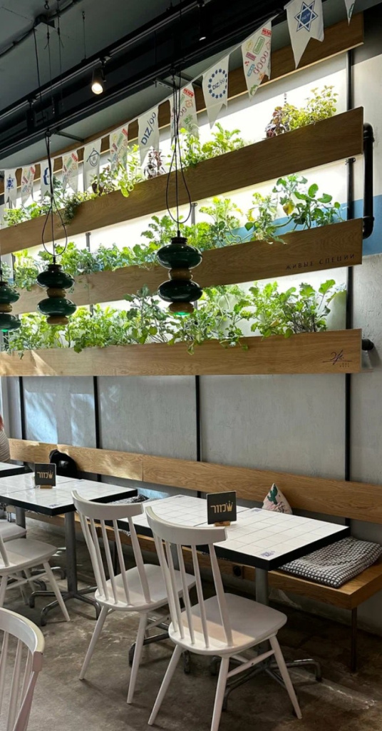 Дизайнерское решение гидропонной фермы в интерьере кафе Москвы