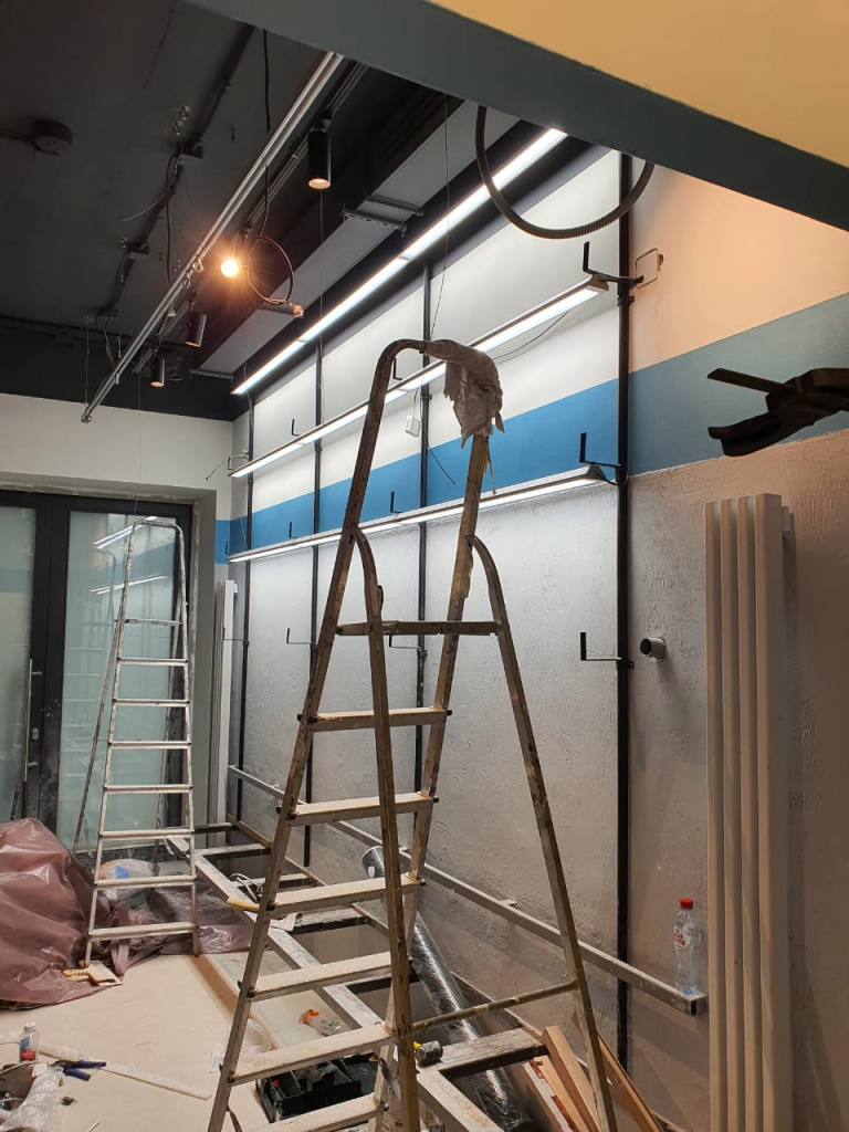 Процесс создания вертикальной фермы в ресторане Москвы под управлением OverGrower