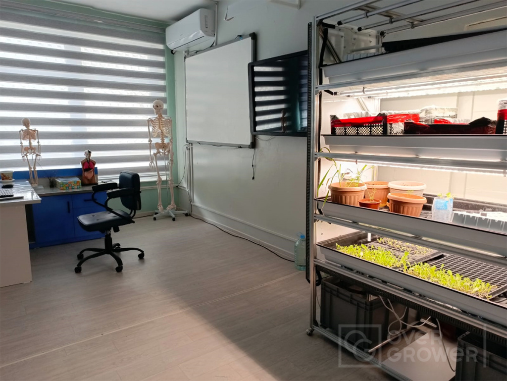 Стеллажная установка CityFarmer 2в1 в рабочем состоянии 