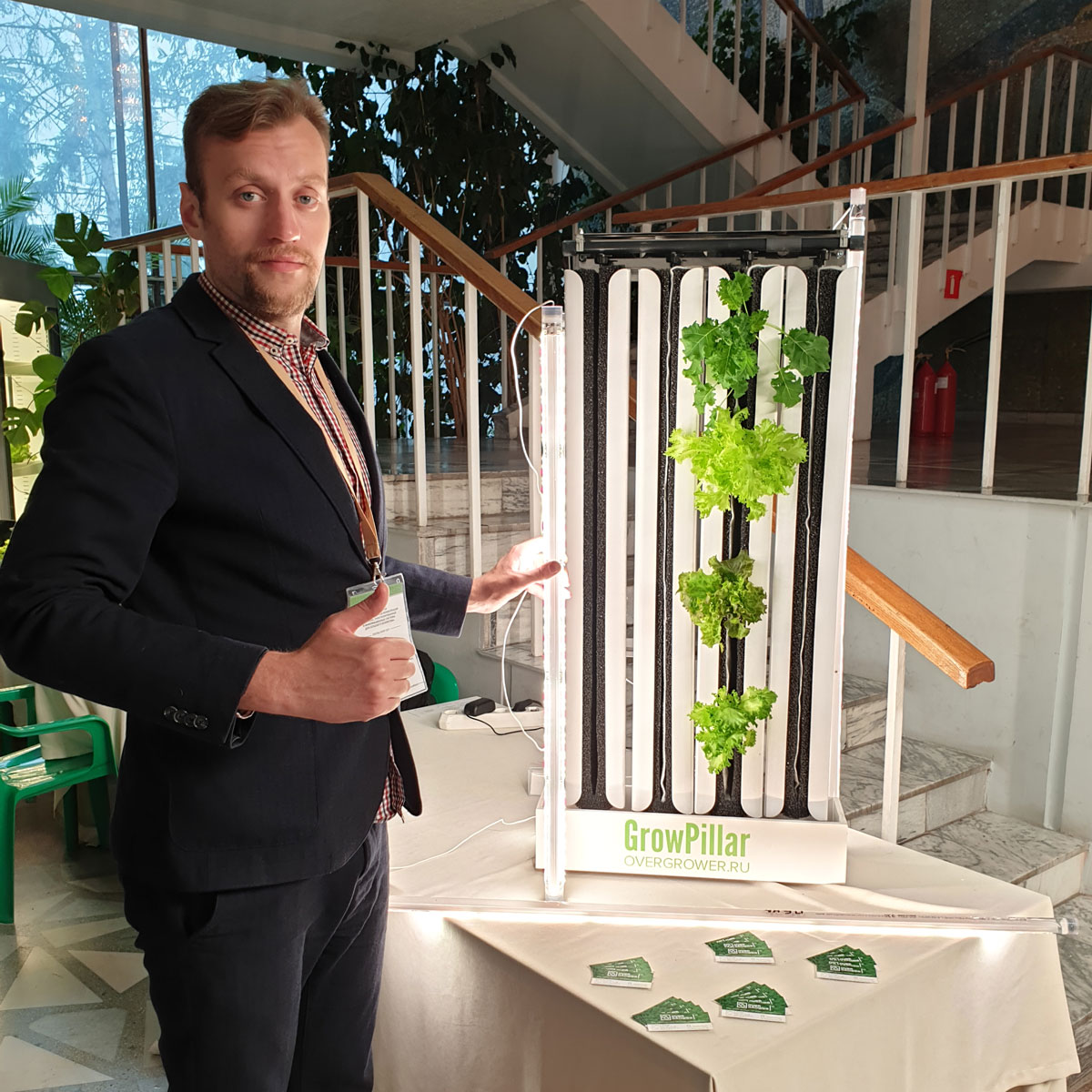 Президент компании Рыбаков Роман Владимирович на стенде OverGrower с лампами LuxaVita и гидропонной установкой GrowPillar